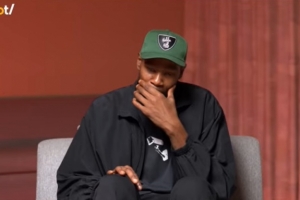 你整天都在打球哪来的时间刷推特?杜兰特:只需要几秒钟啊 你整天都在打球哪来的时间刷推特?杜兰特:只需要几秒钟啊