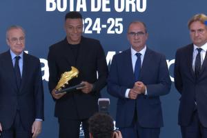 生涯首次获选!姆巴佩领取24-25赛季欧洲金靴,皇马全队到场支持 生涯首次获选!姆巴佩领取24-25赛季欧洲金靴,皇马全队到场支持