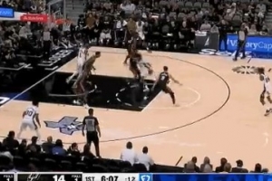 冲击力十足!卡斯尔强攻怼翻防守打进加罚 热火挑战失败 冲击力十足!卡斯尔强攻怼翻防守打进加罚 热火挑战失败