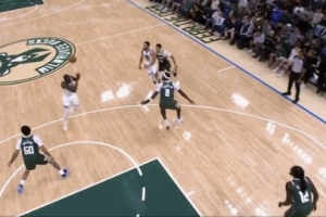 血亏!库里传球击中追梦弹回后自己投进但无效 后者返回更衣室 血亏!库里传球击中追梦弹回后自己投进但无效 后者返回更衣室