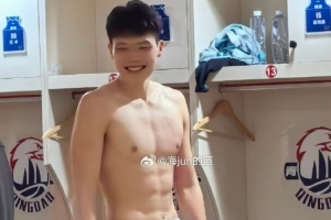 媒体人:杨瀚森在CBA练出了八块腹肌 现在是NBA教练要求他增重 媒体人:杨瀚森在CBA练出了八块腹肌 现在是NBA教练要求他增重