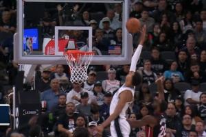 就往天花板扔!文班高高跃起接瓦塞尔传球单臂暴力空接 就往天花板扔!文班高高跃起接瓦塞尔传球单臂暴力空接