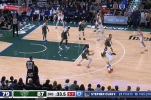 站出来了!巴特勒强投三分打破得分荒 此前雄鹿轰出12-0 站出来了!巴特勒强投三分打破得分荒 此前雄鹿轰出12-0