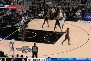 轻舒猿臂!瓦塞尔中投不中 文班亚马随便一跳轻松补篮命中! 轻舒猿臂!瓦塞尔中投不中 文班亚马随便一跳轻松补篮命中!