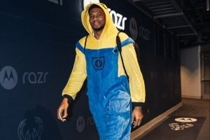 还有这层联系？字母哥入场秀cos小黄人 约基奇曾扮神偷奶爸格鲁