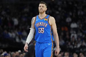 内线支柱!哈尔滕施泰因11中7 得到17分8篮板5助攻2抢断 内线支柱!哈尔滕施泰因11中7 得到17分8篮板5助攻2抢断