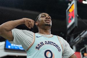 凯尔登:想赢球就要放下私心 我们所有队友都是如此 都为了赢球 凯尔登:想赢球就要放下私心 我们所有队友都是如此 都为了赢球