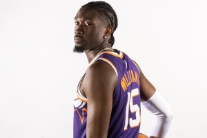 布克:马威湖人交易告吹后特意看了他的录像 他天赋十足 布克:马威湖人交易告吹后特意看了他的录像 他天赋十足