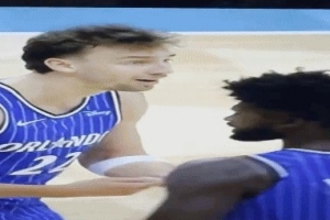 白人问号脸!小瓦被吹回场违例但明显没踩线 轴心脚移动该吹走步 白人问号脸!小瓦被吹回场违例但明显没踩线 轴心脚移动该吹走步