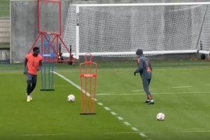 伤员回归!德天空:阿方索-戴维斯已重返球场进行有球训练 伤员回归!德天空:阿方索-戴维斯已重返球场进行有球训练