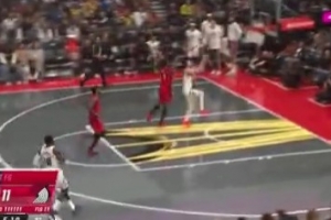 拿手好戏!布劳恩快下接球轻松上篮得分 拿手好戏!布劳恩快下接球轻松上篮得分