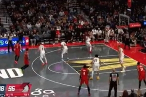 白热化!朱-霍勒迪底角三分命中 开拓者反超1分 白热化!朱-霍勒迪底角三分命中 开拓者反超1分