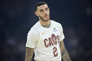 阿特金森:朗佐-鲍尔今天将先发出战 仍有出场时间限制 阿特金森:朗佐-鲍尔今天将先发出战 仍有出场时间限制