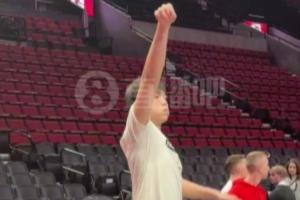 小吧现场观看杨瀚森赛前热身 底角三分效果不错投着投着笑起来了~