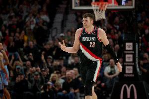 篮板保住下限!克林根首节4中0一分未得 但抢下全队最高6篮板 篮板保住下限!克林根首节4中0一分未得 但抢下全队最高6篮板