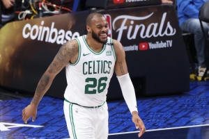 马祖拉:蒂尔曼是那种可以信任的球员 他对位恩比德表现相当棒 马祖拉:蒂尔曼是那种可以信任的球员 他对位恩比德表现相当棒