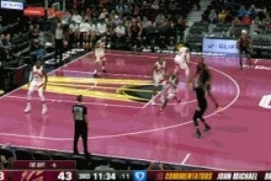 真不容易啊!鲍尔下半场回来借掩护命中三分 个人本场首个进球 真不容易啊!鲍尔下半场回来借掩护命中三分 个人本场首个进球