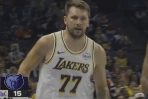 炉火纯青!东契奇撤步三分飙中 湖人继续咬住比分 炉火纯青!东契奇撤步三分飙中 湖人继续咬住比分