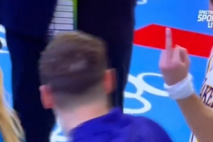 这氛围真不错!里夫斯和东契奇赛后互竖中指 美女主持一脸懵逼 这氛围真不错!里夫斯和东契奇赛后互竖中指 美女主持一脸懵逼