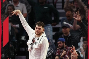 NBA杯首战险胜掘金!开拓者赢球海报 克林根庆祝手势入镜 NBA杯首战险胜掘金!开拓者赢球海报 克林根庆祝手势入镜