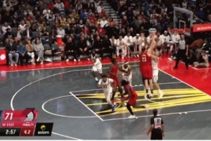 已臻化境!约基奇不看人送四分卫精准长传 沃特森接球上篮打中 已臻化境!约基奇不看人送四分卫精准长传 沃特森接球上篮打中