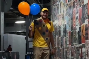 有点可爱！克林根打扮成《飞屋环游记》 中的罗素并牵着狗入场！