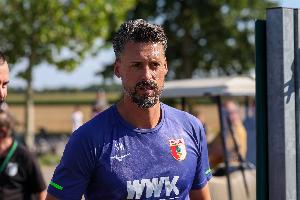 奥格斯堡球迷拉横幅抗议糟糕表现,瓦格纳:当然遗憾,但必须接受 奥格斯堡球迷拉横幅抗议糟糕表现,瓦格纳:当然遗憾,但必须接受