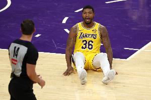 斯玛特：小时候打篮球被我哥肘脸&推倒 我拿着刀准备和他干架