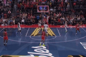 毫厘之间!小琼斯半场结束前压哨补扣 回放显示2分有效 毫厘之间!小琼斯半场结束前压哨补扣 回放显示2分有效