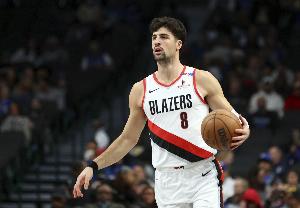 阿夫迪亚:我们小阵容依然具备高度和灵活性 能从1号位防到5号位 阿夫迪亚:我们小阵容依然具备高度和灵活性 能从1号位防到5号位