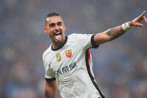 沪媒:海港末轮拿1分即可实现中超三连冠,很显然优势很大 沪媒:海港末轮拿1分即可实现中超三连冠,很显然优势很大