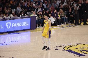 连续缺席三场比赛!东契奇:打森林狼第二节被撞导致小腿挫伤 连续缺席三场比赛!东契奇:打森林狼第二节被撞导致小腿挫伤