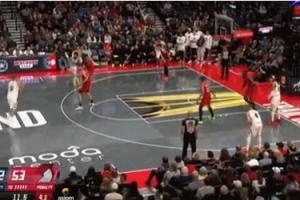 不得不出手!约基奇弧顶空位超远三分 迎着克林根扔进! 不得不出手!约基奇弧顶空位超远三分 迎着克林根扔进!