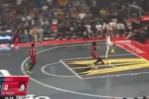 不像有伤病的样子呀!贾马尔-穆雷反击快下单臂暴扣! 不像有伤病的样子呀!贾马尔-穆雷反击快下单臂暴扣!