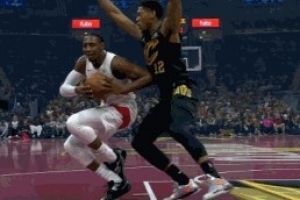 有点尴尬！巴雷特突破自己绊到自己走步违例