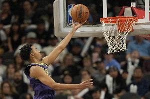 攻守全面!特雷-墨菲半场9中4得11分3板4助 轰进3记三分 攻守全面!特雷-墨菲半场9中4得11分3板4助 轰进3记三分