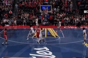 精准制导!哈登弧顶送抛传 小琼斯起飞空接暴扣 精准制导!哈登弧顶送抛传 小琼斯起飞空接暴扣