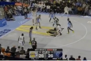 游刃有余!里夫斯接球突破 面对防守飘逸中投打成2+1 游刃有余!里夫斯接球突破 面对防守飘逸中投打成2+1