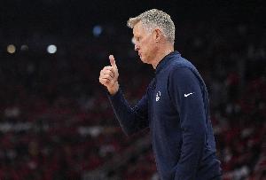 科尔:我们有太多不必要的犯规 给了对手28个罚球&这太多了 科尔:我们有太多不必要的犯规 给了对手28个罚球&这太多了