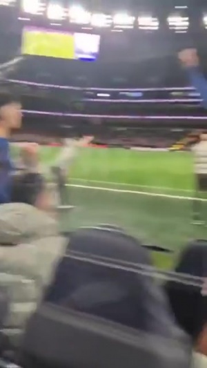 你打我呀🤣热刺球迷场边破口大骂,内托替补席滑稽吐舌嘲讽 你打我呀🤣热刺球迷场边破口大骂,内托替补席滑稽吐舌嘲讽