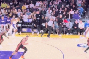 听说你们质疑我？斯玛特积极回防 蹦贼高送追身大帽&还拿到球权！