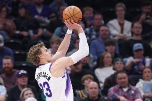 师傅你们干啥的？爵士首发4人首节合计9中1仅得2分 马尔卡宁4中1