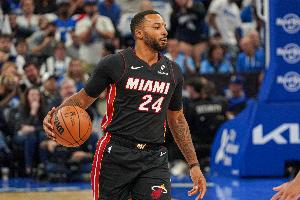 虎头蛇尾！鲍威尔15中5拿到23分2板1断 首节轰14分