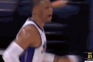 有点离谱！威少突破回传 失误将球传到界外