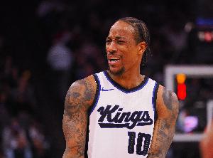 勇士新秀理查德防守一巴掌打到德罗赞脸上 裁判未吹罚 阿赞很生气