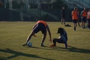 初生牛犊不怕虎！多库17岁时曾与孔帕尼单挑，人仰马翻的师徒对决