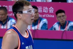 媒体人：缺席国家队比赛的周琦通过休整&赴美康复 得到充分休息