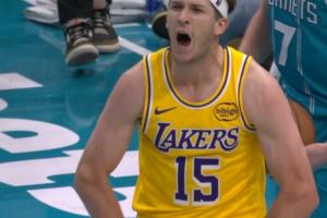 很硬！里夫斯压哨上篮打进对着裁判怒吼“and 1”！