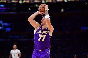 信手拈来！雷迪克先叫停 东契奇后场超远三分随手一扔正中靶心