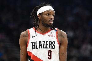 板凳火力！格兰特半场替补8中4拿到11分3助 三分2中1